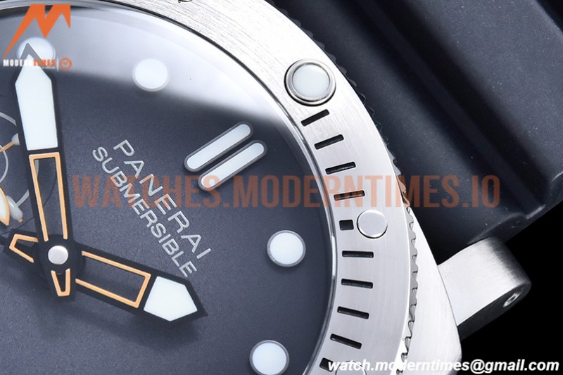 Panerai - Pam1323 Submersible GMT Navy Seal SS/RU Gry VSF P9011