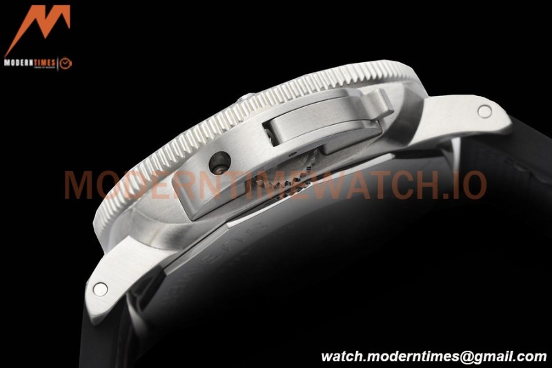 Panerai - PAM1507 Submersible GMT Luna Rossa 42mm TI/NY Blue VSF P900
