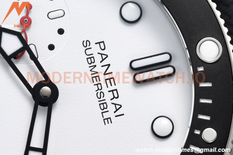 Panerai - PAM1579 Submersible Luna Rossa 42mm SS/RU White VSF P900